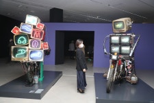 ‘비디오 아트의 선구자’ 백남준 탄생 90주년 기념 기획전 [청계천 옆 사진관]