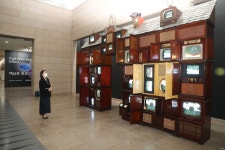 ‘비디오 아트의 선구자’ 백남준 탄생 90주년 기념 기획전 [청계천 옆 사진관]