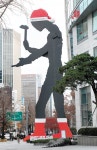 산타 모자-양말 착용한 해머링 맨
