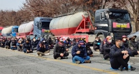 화물연대 총파업에 멈춰선 유조차… ‘기름 대란’ 올까
