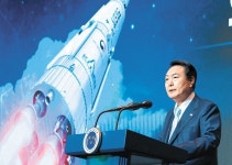 尹 “2032년 달, 2045년엔 화성 착륙”