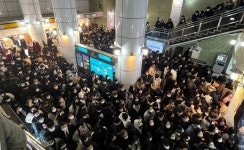 “개찰구까지 승객 가득 차”…경찰도 출동한 ‘퇴근길 대란’
