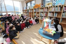 “차가운 바람에도 독서 열기가 후끈” 강원 철원군 ‘쉬리마을작은도서관’ 개관