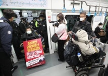 전장연 시위는 계속, 무정차 통과는 안해[청계천 옆 사진관]