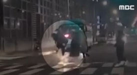 거동 불편한 노인 횡단보도 건너자…번쩍 업은 청년