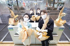 “한국문화 수호자”… 대한항공, 토끼의 해 맞아 ‘복조리 걸기’ 행사 진행