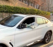 의사車 노렸다…대학병원 주차장서 벤츠·BMW 골라 턴 50대