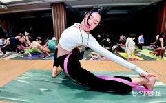 밴드 활용 요가… 고난도 자세도 척척