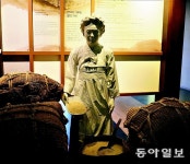 재산 털어 수천명 살린 김만덕, 포구의 붉은 노을 ‘할망’의 마음일까[전승훈 기자의 아트로드]