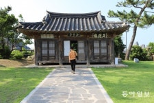 봄날에 걷는 ‘한국의 산토리니’ 골목… 밤바다엔 도깨비 불빛이 흐르고[전승훈의 아트로드]