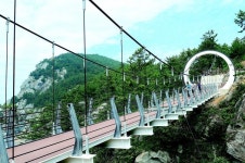 자라를 닮은 검푸른 섬… 아찔한 절벽 따라 걸으면 파도와 닿을락 말락