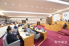 의회에 발목 잡힌 ‘용주골’ 폐쇄… 예산 전액 삭감