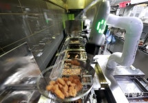 치킨 튀기고 김밥 마는 로봇…인력난 해결사로