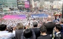 부산시민 5500명 환호에… 실사단 “어메이징, 팝스타 된 듯 감동”