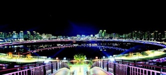 낮에는 화사한 인공호수에서, 밤에는 황홀한 이응다리에서 만나세