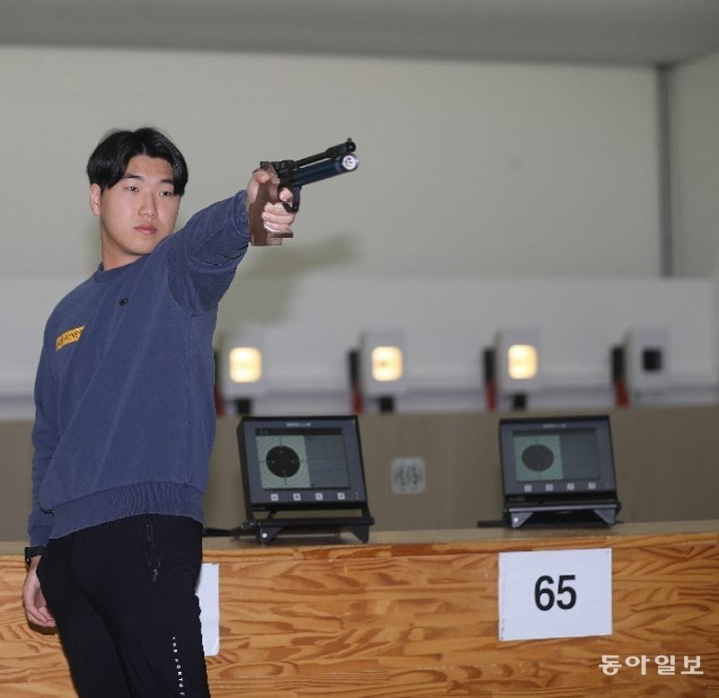 이원호 선수, 파리 올림픽 10m 사격 4위로 메달 획득 실패 희망과 실망의 결정적 순간
