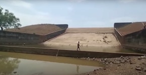 셀카 찍다 빠뜨린 폰 건지려 저수지 물 210만 L 빼