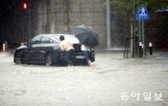 집중폭우에 1명 사망 1명 실종… 서울 일부지역엔 ‘극한호우’ 재난문자