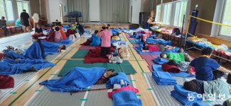 “‘나오라’ 들리더니 빗물 들이닥쳐…90대 노모와 창문으로 탈출”