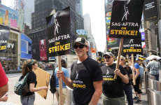 美 배우-작가 동반 파업… 시위 나선 케빈 베이컨