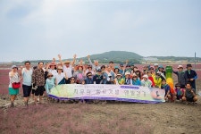 “암도 치유했어요”…전국에 몰아친 맨발걷기 열풍[양종구의 100세 시대 건강법]