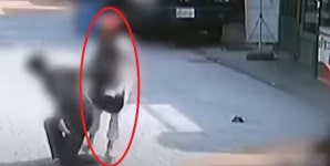 ‘신림동 흉기난동’ 맨손으로 범인 밀친 여성, 같이있던 남성 살려