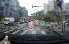 어린이집서 혼자 나온 3살, 교차로 한복판서 ‘아장아장’ (영상)