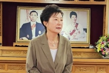 ‘어머니 기일’ 구미 박정희 생가 찾은 박근혜