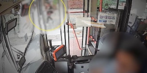 “태워 달란 말이야”…버스 앞에 주저앉아 행패 부려 [영상]
