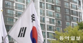 개천절에 나홀로 걸린 태극기