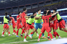 한국 남자 축구, 4강서 우즈벡 잡아…다시 ‘결승 한일전’