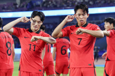 한국 남자 축구, 4강서 우즈벡 잡아…다시 ‘결승 한일전’