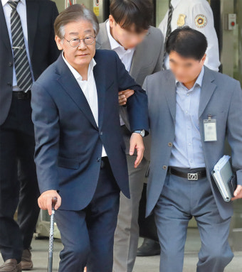 대장동 첫 재판서 정진상 안아준 이재명