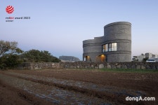 “제주에 이런 펜션 건물이 있었네”… 제오건축사사무소 ‘빌레꼿’, 레드닷디자인 수상
