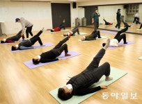 “강동구보건소에서 요가 수업 들어요”