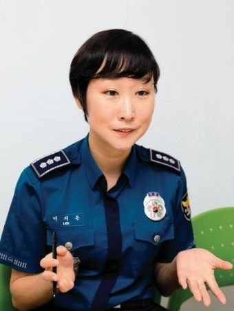 경찰국 반대했다 좌천…‘미니스커트 여경’ 이지은 퇴직, 총선행?