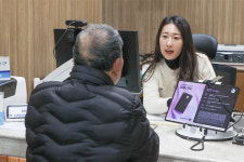 “은행 업무를 여유롭게”… 노인층 특화 점포 개점