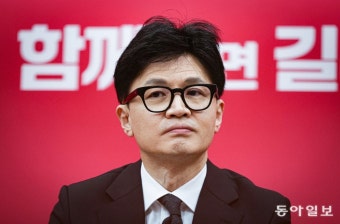 대통령실 사퇴 요구 거절 하루 뒤, 담담했던 한동훈 위원장[청계천 옆 사진관]