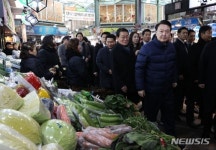 의정부제일시장 찾은 尹, 상인과 부대찌개 오찬… 어묵 국물에 엄지척