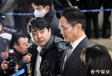 굳은 표정으로 법원 나선 이재용, ‘부당 합병-분식 회계’ 1심 무죄[청계천 옆 사진관]