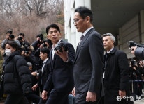 굳은 표정으로 법원 나선 이재용, ‘부당 합병-분식 회계’ 1심 무죄[청계천 옆 사진관]