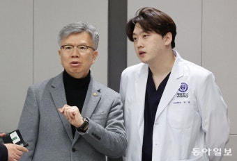 병원 떠나 한자리 모인 전공의들, 침묵 흘렀던 임시총회[청계천 옆 사진관]