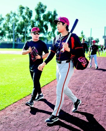 이정후의 성공을 이끈 긍정과 힘, 통역 한동희의 눈부신 지지력 - MLB 대망의 이야기