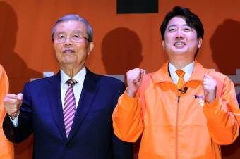 김종인, 이번엔 개혁신당으로… 총선 때마다 점퍼색 갈아 입어