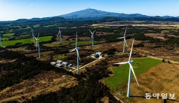 풍경이 된 바람개비… 풍력발전기 아래서 누리는 ‘바람멍’의 여유[청계천 옆 사진관]