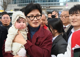 호남 찾은 한동훈 “민주당 보다 잘하겠다” 각오… 시민들 “이종섭·장예찬 논란부터 해결해야”[총선 LIVE]