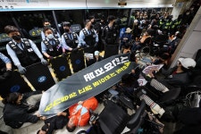 장애인단체들, 한성대역 승강장 누워 시위…활동가 2명 연행