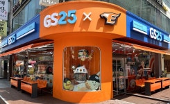 야구장으로 변신한 편의점… GS25, 한화이글스 테마 매장 열었다