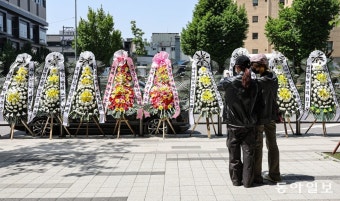 “경영 수준 사망선고” 하이브 사옥 앞 줄지어 선 근조화환[청계천 옆 사진관]