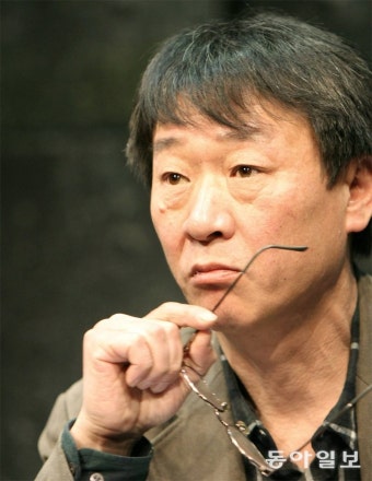 그는 ‘학전’도 ‘김민기’도 지운다… “내가 뭐라고 이름 남기겠나”